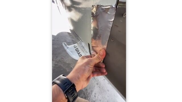 飛行機の補修に使われるダクトテープみたいなものは、高性能高価なスピードテープという物だった模様