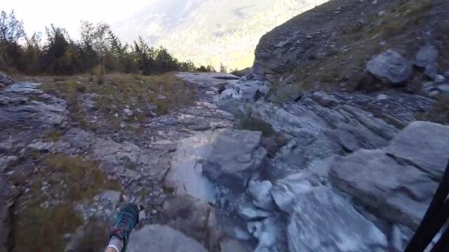 恐怖心マヒしすぎ。岩肌スレスレを高速滑空するパラグライダー視点の映像が恐ろしすぎる