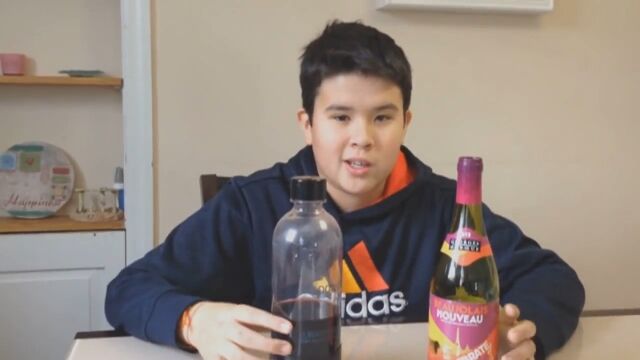 「いい事かんがえた!」ワインを一瞬でスパークリングワインにする方法を思いついた少年