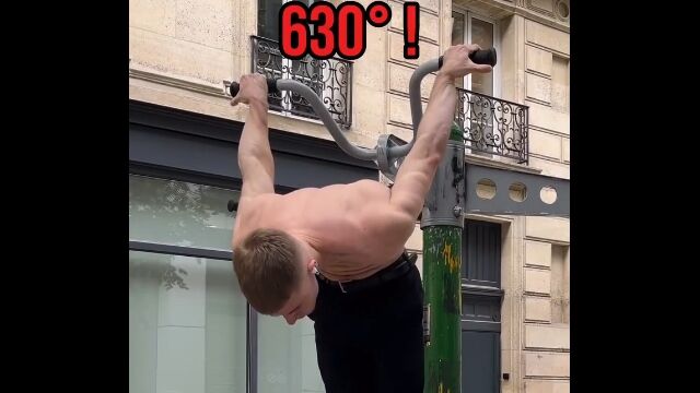 脅威の630度！腕をめっちゃ捻れるお兄さん