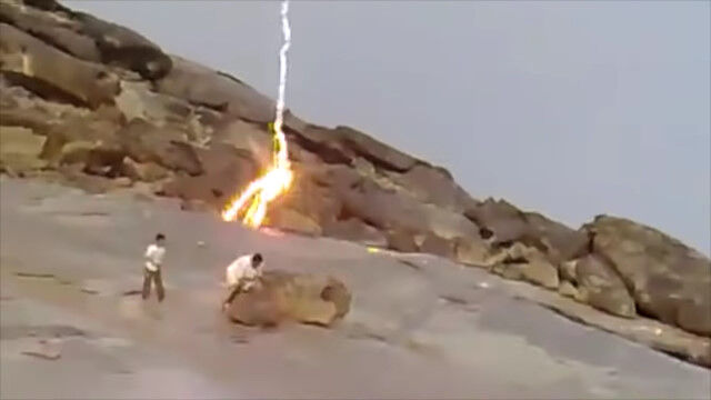 これは怖い。目の前に雷が落ちた瞬間の映像集