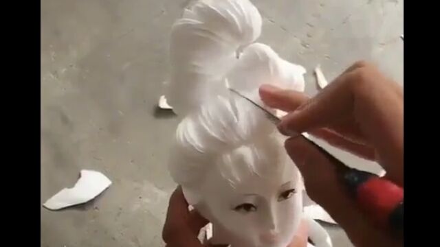 発泡スチロールがみるみるうちに美しい天女となる彫刻早回し映像