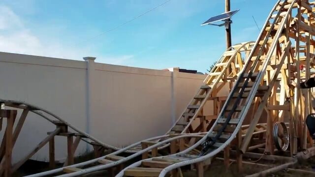 ちょっと怖いけどすごい。自宅の庭に自作した、自家製ジェットコースターまとめ映像