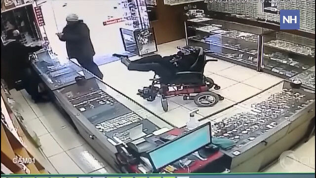 ��ư�ְػҤ˾�ꡢ­�Ƿ��Ƥ��ͤ��Ĥ��붯�𤬥֥饸�������Ź�򽱤�