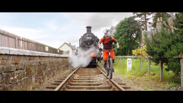スコットランド、エディンバラの田園地帯を駆ける、Danny MacAskillのシティ・バイクトライアル映像