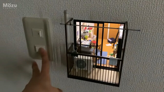 壁の中に作ったミニチュアの「子供の頃のボクの部屋」