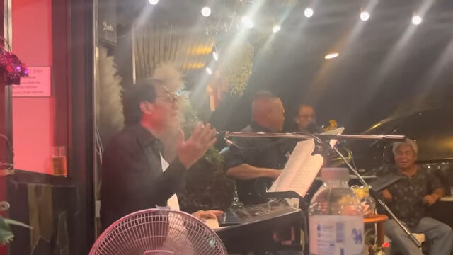 ルイ・アームストロングの「ワンダフル・ワールド」を、驚くべき再現度で演奏するタイ人のおじさん3人