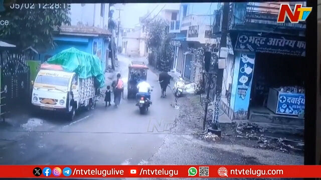 盗んだバイクで走り出す牛。インドの路上にて防犯カメラが捉える