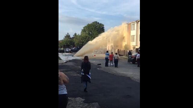 米メリーランド州で水道管が破裂。勢いよく噴出する水が建物を直撃し続けるすごい状況