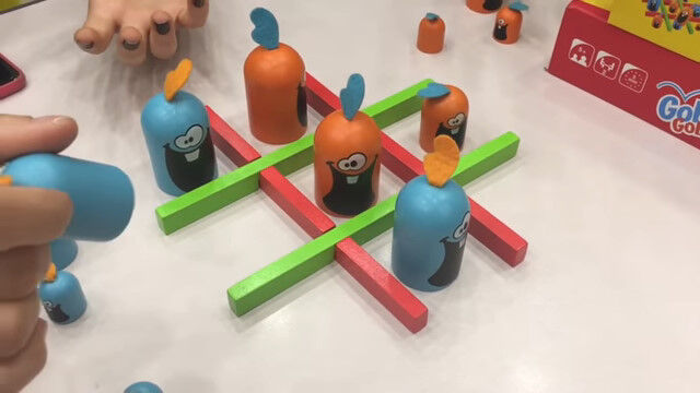 三目並べにもうひと工夫、コマを重ねて隠せるボードゲーム