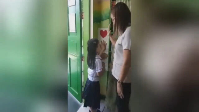 ハグ、ハイタッチ、握手、グータッチ。子供たちが好きに選べる、フィリピンの小学校での挨拶システム