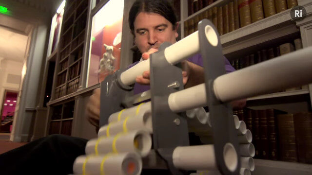 Ϣ�ͤ��ǽ���ݽ����ε۰��Ϥ��Ƥ�ͽФ��롢����ΥХ��塼�ࡦ�Х�����