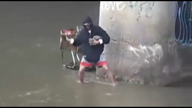 魚を捕るのに釣り竿などいらぬ！ただ岩のみを使って魚を手に入れる男