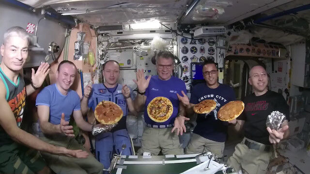 言葉通りの意味で「ピザが飛び交う」、宇宙のピザパーティーが楽しそう