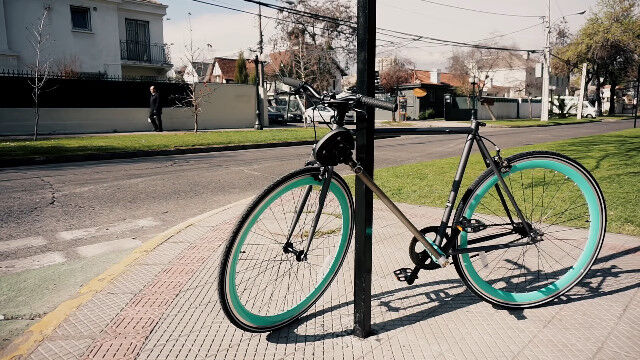 フレームそのものが変形して鍵となる、盗難防止自転車