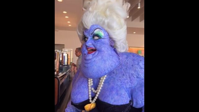 再現度が高すぎるアースラのコスプレ。そのままディズニーランドで出演できそう