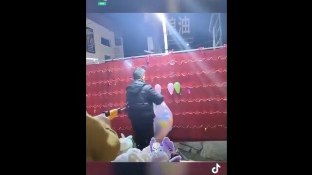 屋台のおじさんが可哀想になる、高速高精度の風船射的