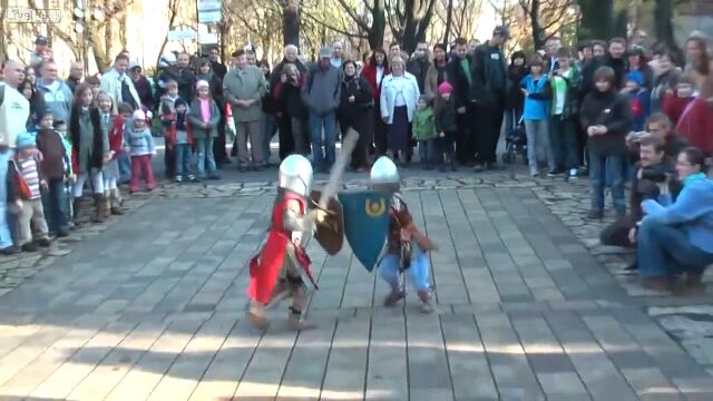 ちびっ子が戦う西洋の騎士ごっこが微笑ましくも楽しそう