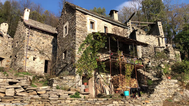 イタリアのゴーストタウンで石造りの廃墟をリフォーム。1,000時間と25,000ユーロを費やしたビフォア・アフター