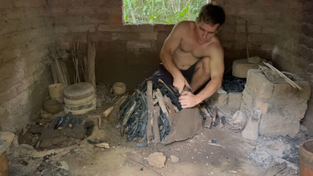 原始生活お兄さんが教えてくれる、炭を作る3種類の方法