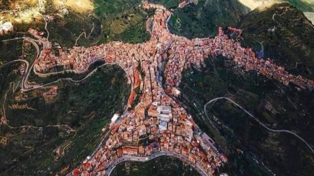 �Ҥ��Ĺ���ʹ֤Τ褦�ʷ��򤷤������ꥢ�γ���������ȥ������