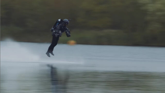 アイアンマンのように空を飛ぶスーツでギネス世界記録を更新!