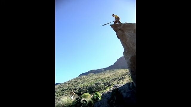 こんな高さから飛び降りても無傷!長い槍を駆使して山岳地帯を立体移動する、カナリア諸島に伝わる伝統テクニック「サルト・デル・パストール(羊飼いの跳躍)」