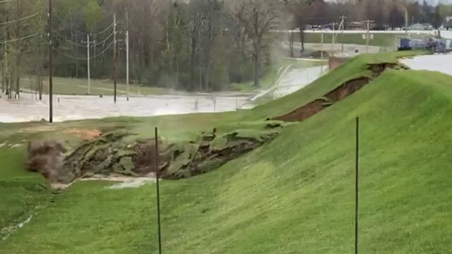 豪雨により米ミシガン州のエデンビル・ダムが決壊。堤防が崩れる瞬間の映像
