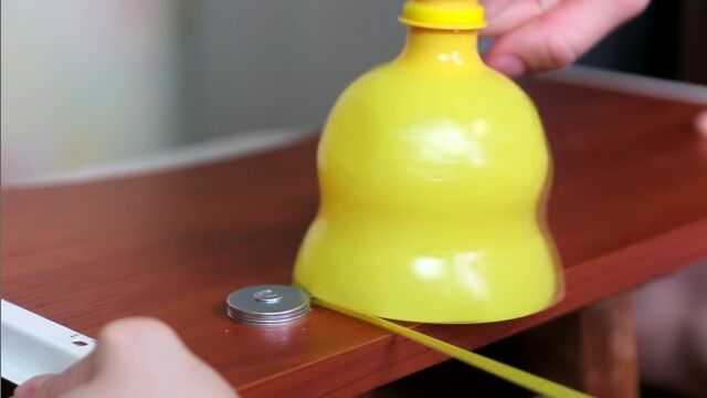 身近な物で簡単に作れる、ペットボトルをヒモに加工する道具