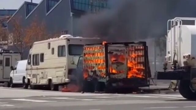車両火災現場にさっそうと現れた散水車、消防車を超える大活躍