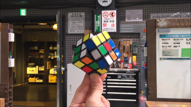 勝手に動いて勝手に揃う、機械仕掛けのルービックキューブ