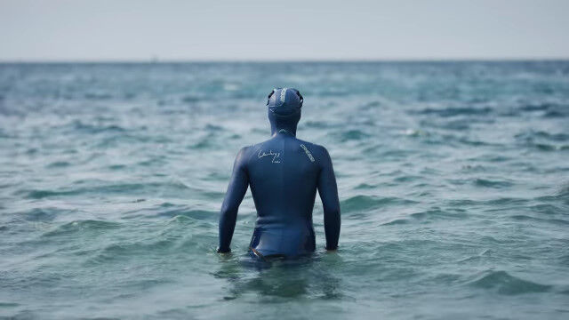 一呼吸で世界各地の海を巡るような、ギヨーム・ネリーのダイビング映像