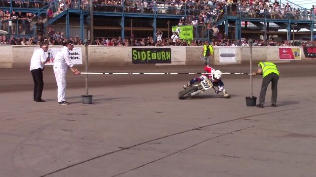 なんだこれ楽しそう!バイクに乗ったまま棒の下をくぐり抜けるモーターサイクル・リンボー