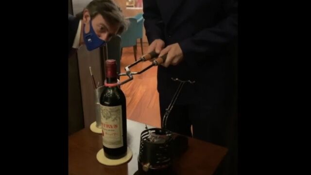 世界で最も高額なワインは、ボトルを熱し、急激に冷やすことで割って開ける