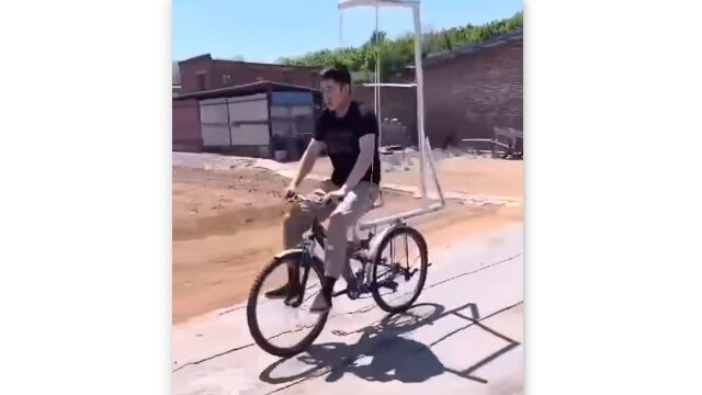 ブランコを漕ぎながら自転車を漕ぐという発想
