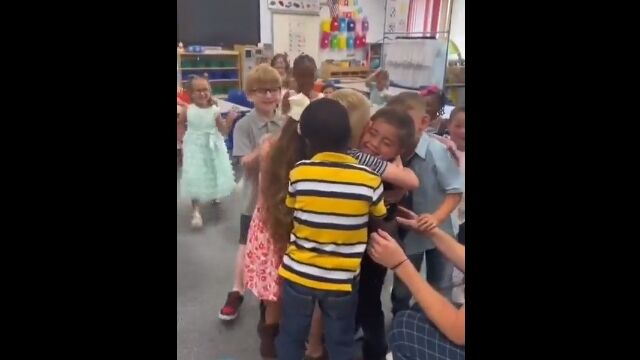 転校してしまった男の子が、元いた小学校をサプライズ訪問した結果