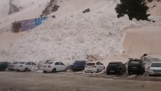 これは悲しい。ゆっくり押し寄せる雪崩が、駐車場の車を飲み込むアクシデント