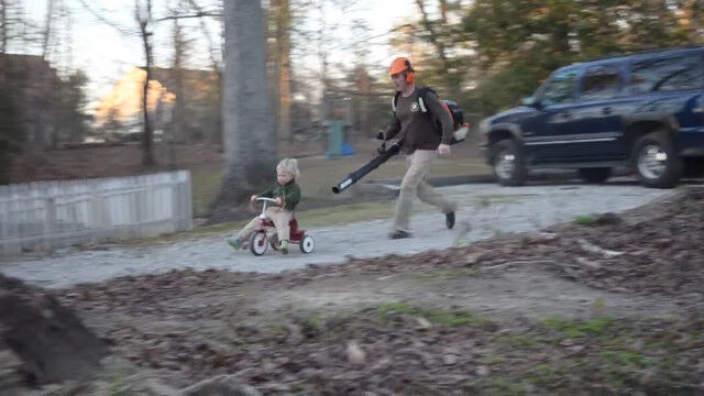 間違ってるけど楽しそう。三輪車に乗る息子をリーフブロワーの強風で押すパパ