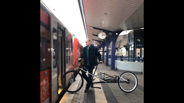 通常モードと運搬モード。状況に合わせて簡単に変形させられるコンバーチブル自転車