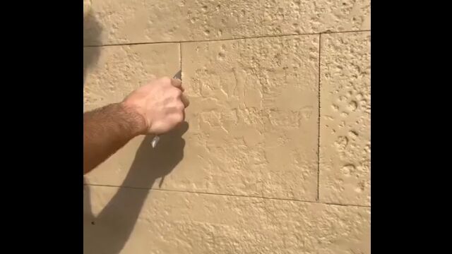 外壁に塗ったモルタルがまるで石積みのように。左官職人の腕が凄い
