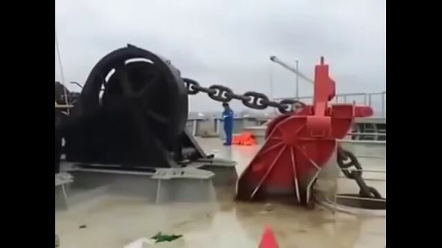 大型船のイカリが大暴走してしまった瞬間が恐ろしい