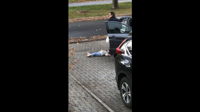 「歩きたくない」と外で寝転がる2歳の娘に対する、パパの冷静な対応が面白い