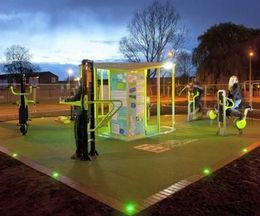 日々の運動を電力に変える!人力で発電するエコな屋外ジム