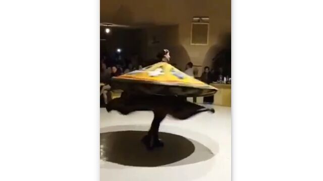 コマのようにクルクル回った姿を美しく見せる、変わった仕掛けのドレス