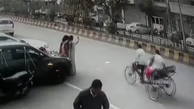 道路沿いで自撮りする女性たちが、さすがにいいカモすぎる