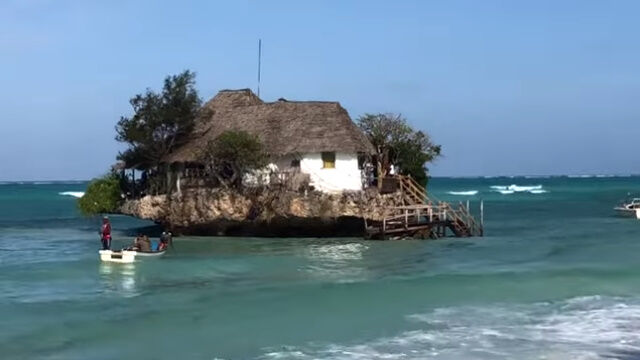 干潮時にしか徒歩では行けない、海上の岩の上に築かれたレストラン