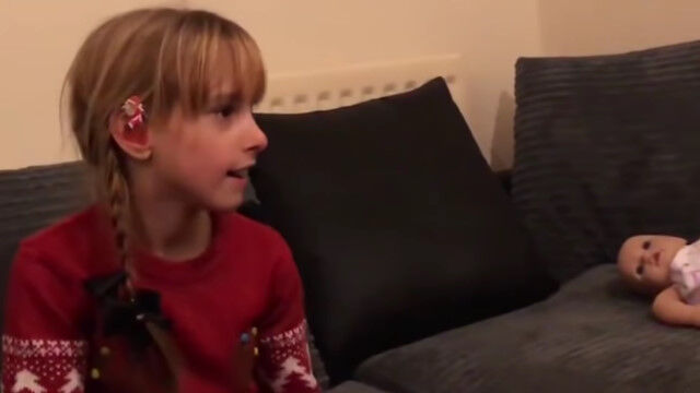 「もうすぐお姉ちゃんになる」と初めて知った聾唖の少女の反応が可愛い