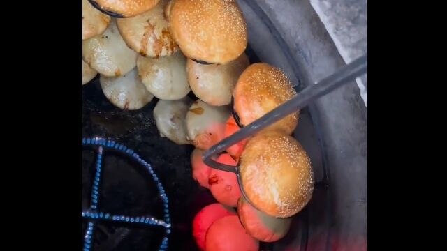 キノコみたいに収穫するパンが最高に旨そう