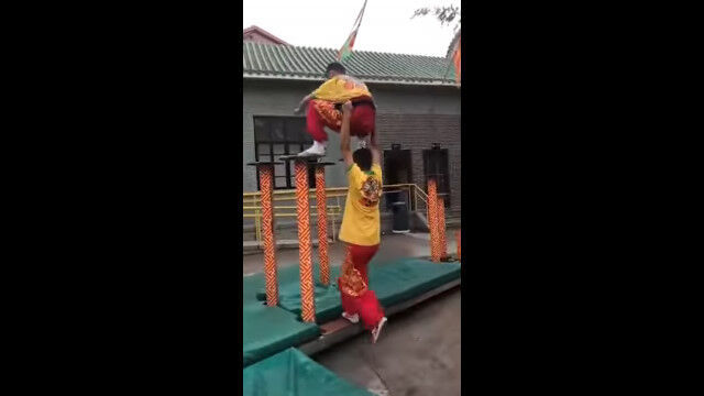 まさに一心同体。中の人の様子がよく分かる、中国獅子舞のトレーニング風景