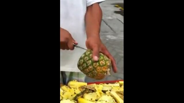 これはお見事!パイナップルを手軽に角切りにする方法